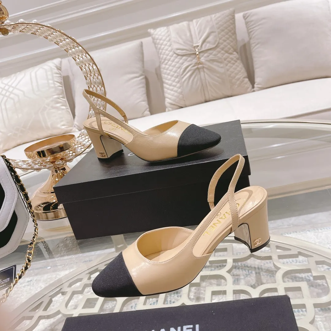 👟👟Ex-factory price 440👟👟 Chanel - Spring and summer classic color-blocked low-heeled side hollow sandals ⚠ Fashionable catwalk style❤ Mixed splicing colors, hollow toe style on the inside, 2.5cm thick heel and small logo embellishment, a fashionable interpretation! How to match the series to look good! Original customized wood-colored leather outsole, imported sheepskin surface, goatskin lining for feet... 35-40 regular sizes (41.42, 43 custom-made, non-returnable) 🎁Latest full set of packaging at the counter